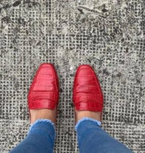 soñar con zapatos rojos
