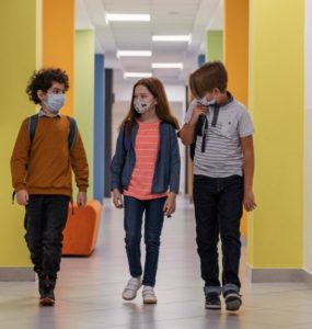 La educación de calidad para niños y adolescentes es un aspecto esencial para asegurar su desarrollo integral y su éxito en el futuro. Además de permitirles adquirir conocimientos académicos, les permite desarrollar la curiosidad, el pensamiento crítico, la creatividad y habilidades sociales, físicas y emocionales. La colonia de Lindavista, ubicada al norte de la Ciudad de México, es una zona reconocida por su ambiente seguro y relajado, que resulta perfecto para familias que buscan un lugar adecuado para la educación de sus hijos. Además, la oferta de colegios privados en Lindavista es bastante amplia y diversa, ofreciendo diferentes programas educativos adaptados a las necesidades y preferencias de cada familia, con instalaciones de primer nivel y espacios para una gran cantidad de actividades extracurriculares. Con opciones para diferentes presupuestos, Lindavista se destaca como una excelente opción para aquellos padres que buscan una educación de calidad en un ambiente seguro y estimulante. Si estás interesado, en este artículo encontrarás una pequeña lista de las instituciones privadas más destacadas en Lindavista. Colegio Florencia Nightingale El Colegio Florencia Nightingale es uno de los colegios privados más populares en Lindavista. Esta institución destaca por contar con modernas instalaciones que incluyen aulas equipadas con tecnología de punta y recursos de calidad junto a un enfoque pedagógico centrado en el desarrollo integral de los estudiantes, que promueve tanto el aprendizaje académico como el crecimiento personal. Además, el colegio ofrece una amplia gama de actividades extracurriculares, entre las que se incluyen deportes, música, arte y más. Por otro lado, la seguridad es una prioridad en el Colegio Florencia Nightingale, lo que se ve reflejado en sus sistemas de vigilancia bien establecidos. Gracias a todos estos aspectos, ha logrado obtener el aprecio de la comunidad educativa local e impactar positivamente en sus estudiantes. Colegio Lindavista Otra institución destacada en la zona es el Colegio Lindavista, el cual cuenta con instalaciones bien mantenidas que incluyen aulas espaciosas, laboratorios de ciencia, y áreas de recreación. Al mismo tiempo, su filosofía educativa se basa en brindar una educación personalizada que se adapta a las necesidades individuales de cada estudiante para apoyar su aprendizaje continuo, un fuerte compromiso con la formación integral de sus alumnos y la creación de un espacio inclusivo. Asimismo, el colegio también fomenta un entorno de estudio dinámico y diverso gracias a las diferentes actividades extracurriculares que ofrecen como, por ejemplo, deportes, clubes de debate y teatro. En términos de seguridad, el Colegio Lindavista cuenta con estrictas medidas para garantizar un espacio de resguardo y confianza para todos los estudiantes. Colegio Victoria Tepeyac SC El Colegio Victoria Tepeyac SC es otra alternativa popular para quienes buscan educación de calidad para sus hijos en un espacio moderno, ya que sus instalaciones, además de ser ampliamente diversas, se encuentran equipadas con todos los recursos adecuados para propiciar el aprendizaje y la exploración. De igual forma, su enfoque pedagógico se centra en el desarrollo de habilidades tanto críticas como creativas, a través de una formación académica rigurosa combinada con numerosas actividades extracurriculares para todos los gustos. De esta manera, se han ganado la valoración positiva de la comunidad educativa local. Además, el Colegio Victoria SC prioriza la seguridad de sus estudiantes al contar con sistemas de vigilancia de alta calidad. Colegio Amauta El Colegio Amauta también es una institución con una excelente reputación entre la comunidad educativa de Lindavista, la cual aprecia su enfoque pedagógico holístico e integral que promueve el desarrollo académico y personal de los estudiantes. Asimismo, el Colegio Amauta se distingue por ofrecer instalaciones bien equipadas con una enorme cantidad de recursos para apoyar el crecimiento intelectual de los alumnos. Asimismo, el colegio brinda diversas actividades extracurriculares, desde deportes hasta clubes de arte y ciencia, fomentando un ambiente de aprendizaje aún más enriquecedor. Finalmente, la seguridad es un aspecto de vital importancia en el Colegio Amauta, implementando medidas estrictas que garantizan un espacio seguro para todos los estudiantes.