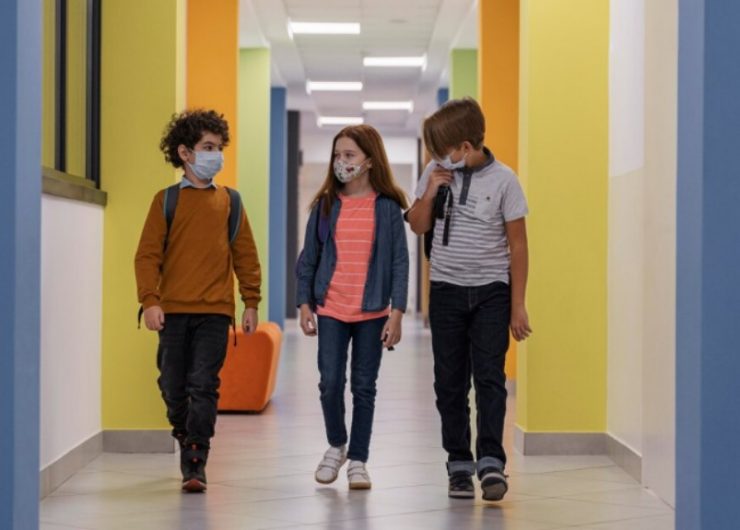 La educación de calidad para niños y adolescentes es un aspecto esencial para asegurar su desarrollo integral y su éxito en el futuro. Además de permitirles adquirir conocimientos académicos, les permite desarrollar la curiosidad, el pensamiento crítico, la creatividad y habilidades sociales, físicas y emocionales. La colonia de Lindavista, ubicada al norte de la Ciudad de México, es una zona reconocida por su ambiente seguro y relajado, que resulta perfecto para familias que buscan un lugar adecuado para la educación de sus hijos. Además, la oferta de colegios privados en Lindavista es bastante amplia y diversa, ofreciendo diferentes programas educativos adaptados a las necesidades y preferencias de cada familia, con instalaciones de primer nivel y espacios para una gran cantidad de actividades extracurriculares. Con opciones para diferentes presupuestos, Lindavista se destaca como una excelente opción para aquellos padres que buscan una educación de calidad en un ambiente seguro y estimulante. Si estás interesado, en este artículo encontrarás una pequeña lista de las instituciones privadas más destacadas en Lindavista. Colegio Florencia Nightingale El Colegio Florencia Nightingale es uno de los colegios privados más populares en Lindavista. Esta institución destaca por contar con modernas instalaciones que incluyen aulas equipadas con tecnología de punta y recursos de calidad junto a un enfoque pedagógico centrado en el desarrollo integral de los estudiantes, que promueve tanto el aprendizaje académico como el crecimiento personal. Además, el colegio ofrece una amplia gama de actividades extracurriculares, entre las que se incluyen deportes, música, arte y más. Por otro lado, la seguridad es una prioridad en el Colegio Florencia Nightingale, lo que se ve reflejado en sus sistemas de vigilancia bien establecidos. Gracias a todos estos aspectos, ha logrado obtener el aprecio de la comunidad educativa local e impactar positivamente en sus estudiantes. Colegio Lindavista Otra institución destacada en la zona es el Colegio Lindavista, el cual cuenta con instalaciones bien mantenidas que incluyen aulas espaciosas, laboratorios de ciencia, y áreas de recreación. Al mismo tiempo, su filosofía educativa se basa en brindar una educación personalizada que se adapta a las necesidades individuales de cada estudiante para apoyar su aprendizaje continuo, un fuerte compromiso con la formación integral de sus alumnos y la creación de un espacio inclusivo. Asimismo, el colegio también fomenta un entorno de estudio dinámico y diverso gracias a las diferentes actividades extracurriculares que ofrecen como, por ejemplo, deportes, clubes de debate y teatro. En términos de seguridad, el Colegio Lindavista cuenta con estrictas medidas para garantizar un espacio de resguardo y confianza para todos los estudiantes. Colegio Victoria Tepeyac SC El Colegio Victoria Tepeyac SC es otra alternativa popular para quienes buscan educación de calidad para sus hijos en un espacio moderno, ya que sus instalaciones, además de ser ampliamente diversas, se encuentran equipadas con todos los recursos adecuados para propiciar el aprendizaje y la exploración. De igual forma, su enfoque pedagógico se centra en el desarrollo de habilidades tanto críticas como creativas, a través de una formación académica rigurosa combinada con numerosas actividades extracurriculares para todos los gustos. De esta manera, se han ganado la valoración positiva de la comunidad educativa local. Además, el Colegio Victoria SC prioriza la seguridad de sus estudiantes al contar con sistemas de vigilancia de alta calidad. Colegio Amauta El Colegio Amauta también es una institución con una excelente reputación entre la comunidad educativa de Lindavista, la cual aprecia su enfoque pedagógico holístico e integral que promueve el desarrollo académico y personal de los estudiantes. Asimismo, el Colegio Amauta se distingue por ofrecer instalaciones bien equipadas con una enorme cantidad de recursos para apoyar el crecimiento intelectual de los alumnos. Asimismo, el colegio brinda diversas actividades extracurriculares, desde deportes hasta clubes de arte y ciencia, fomentando un ambiente de aprendizaje aún más enriquecedor. Finalmente, la seguridad es un aspecto de vital importancia en el Colegio Amauta, implementando medidas estrictas que garantizan un espacio seguro para todos los estudiantes.